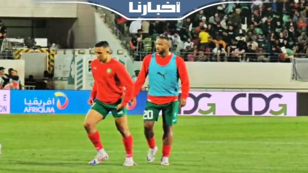 تسخينات الكعبي ورحيمي استعدادا لتعزيز خط هجوم المنتخب الوطني أمام زامبيا